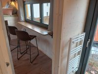 Blick vom Bad zum Wohn- und Schlafbereich im Tiny House